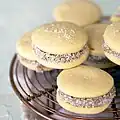 Alfajores caseiros feitos com amido de milho e doce de leite