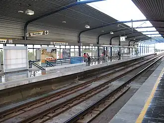 Plataformas de embarque da Estação Alfonso Reyes.