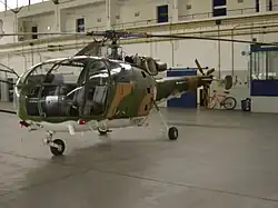 Alouette III num hangar da BA11
