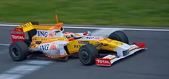 Fernando Alonso pilotando o modelo R29 em março de 2009 durante teste em Barcelona.