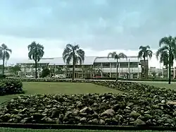 Imagem do maior centro comercial do bairro, AlphaMall Graciosa, localizado logo na entrada do bairro.