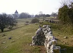 Sítio arqueológico de Hovgården – Ruínas da Casa Fortificada de Alsnö (Alsnö hus), com Igreja de Adelsö ao fundo.