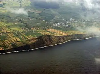 Altares vistos de um avião voando ao largo da costa norte da Terceira. A alta falésia no centro da fotografia é o Pico Matias Simão