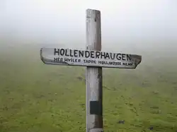 HOLLENDERHAUGEN. HER HVILER TAPRE HOLLANDSKE MENN. Cruz marcando a sepultura de sete holandeses tendo inscrito Colina dos holandeses. Aqui descansam bravos homens holandeses.