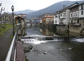 O rio Altube à passagem pelo bairro de Zubiaur, no centro de Orosco