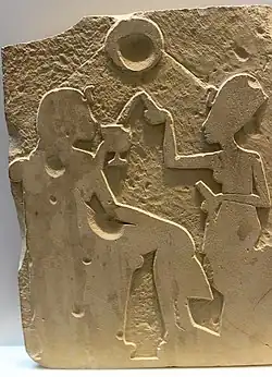"Bloqueado" baixo relevo inacabado de Ahkenaten e Nefertiti; alto-relevos gregos e persas inacabados mostram o mesmo método de iniciar uma obra.rk.