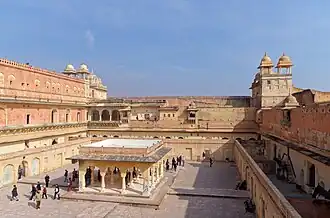 Man Singh Mahal com o baradari ao centro