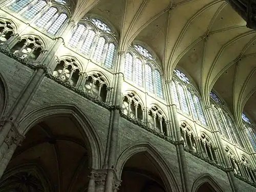 Catedral de Amiens. Arcada, Trifório e Claire-voie. 42,30 metros (138,8 pés). (1220-1270)