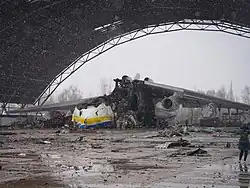 Restos do Antonov An-225 após sua destruição no Aeroporto Antonov.