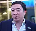 Andrew Yang falando em um evento