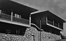 Este complexo habitacional de 1953 em Džidžikovac projetado por Andrija Čičin-Šain foi influenciado pelas loggias e doksa tradicionais da Bósnia