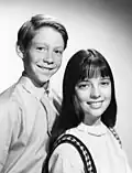 Com Angela Cartwright durante a produção da série Perdidos no Espaço, 1965-68.