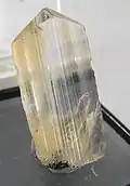Cristal de anglesita do distrito de Touissit, Marrocos (tamanho: 2,8×1,6×0,5 cm)