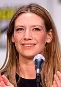 Anna Torv sorrindo