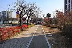 Caminho compartilhado para pedestres e bicicletas em Anseong, província de Gyeonggi, Coreia do Sul.