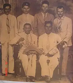 Grupo que emboscou Zé Baiano posa para foto a pedido do governo do estado em 29 de junho de 1936. Da esquerda para direita, em pé, Pedro Sebastião de Oliveira "Pedro Guedes", Antônio de Souza Passos "Toinho", José Francisco de Souza "Biridin" e José Francisco Pereira "Dedé". E sentados, Antônio de Chiquinho e Pedro Francisco "Pedro de Nica".[2]