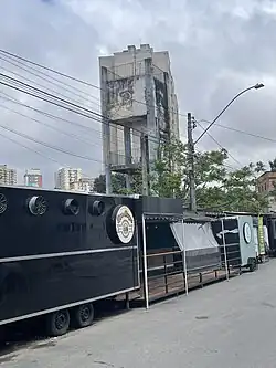 Uma torre com a logotipo da antiga empresa na cidade de Vila Velha - ES