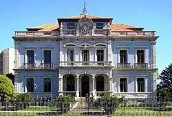 Palacete Conselheiro Boaventura Rodrigues de Sousa (1895-1900) na Avenida da Boavista no Porto, projetado por Joel da Silva Pereira (1861-99) e mandado construir por Boaventura Rodrigues de Sousa (1848-1908), irmão mais velho do Barão de Rio Ave.[31]