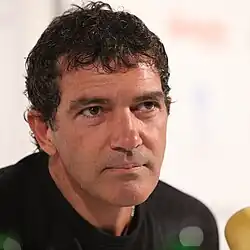 Antonio Banderas olhando para o longe.
