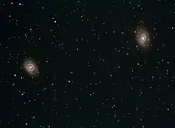 Messier 96 (à direita) e Messier 95 (à esquerda)