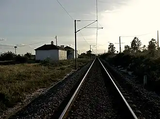 Antigos edifícios do apeadeiro de Algeruz, em 2009.