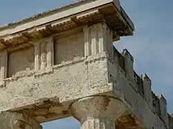 Friso do Templo de Afaia com tríglifos ranhurados para métopas