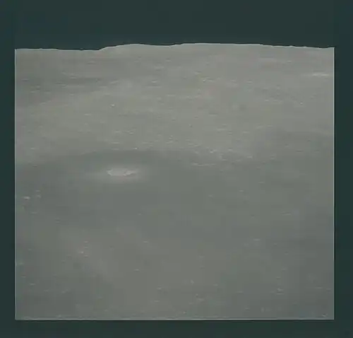 Foto orbital da Apollo 15 mostrando o local de pouso logo abaixo do centro. A cratera brilhante é Moltke.