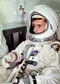 O astronauta Roger Chaffee, envergando um traje Block 1 A1C