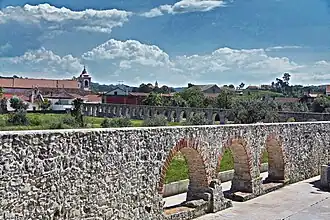 O aqueduto do Convento do Louriçal e panorâmica da vila