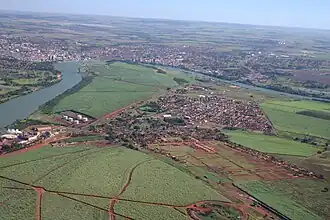 Vista áerea da área urbana do município de Araporã, na divisa com o município de Itumbiara ao fundo.