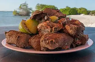 Conchas de A. zebra, com o animal, servidas como aperitivo na ilha de Margarita, Venezuela, onde são colhidas para o comércio.[1]