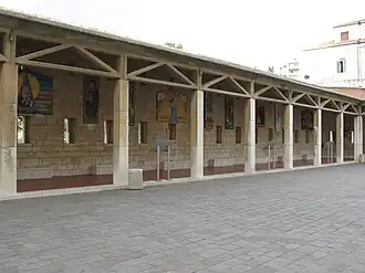 Arcada onde estão as imagens da Virgem Maria doadas por diversos países.