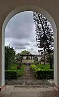 Arco no corredor do jardim do claustro