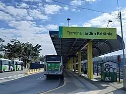 Parte de trás do terminal onde os coletivos adentram.