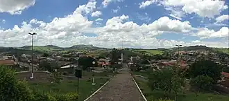 Vista panorâmica da sede do município a partir do Alto do Cruzeiro, com vistas para a Serra do Elefante (à esquerda), para o Bairro do Rosário (à direita) e para a Matriz de São Sebastião (centro)