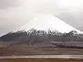 Lago Chungará e o vulcão Parinacota ao fundo.