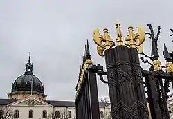 Cabeças de alabardas no portão.