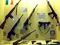 Fuzis, submetralhadoras e pistolas em exposição.