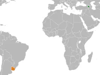 Mapa indicando localização da Armênia e do Uruguai.