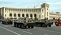 Veículos blindados ZPKH-80 das tropas de rifle motorizadas do Exército Armênio durante um desfile militar, Praça da República, Yerevan