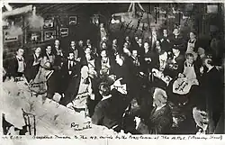 Artistas do Armory Show e membros da imprensa no jantar de bife oferecido pela Associação de Pintores e Escultores Americanos, 8 de março de 1913. Percy Rainford, fotógrafo. Documentos da família de Walt Kuhn e registros do Armory Show, Arquivos da Arte Americana, Smithsonian Institution