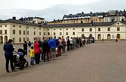 Fila para entrar no museu.
