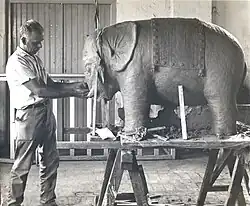 Artista Alarico Corrêa Leite trabalhando em sua escultura "Elefantinho". Foto: Arquivo da família.