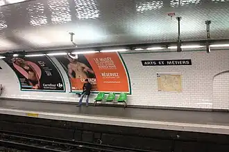 Plataforma Levallois. Os quadros publicitários são verdes e a rampa de iluminação é do estilo Ouï-dire.
