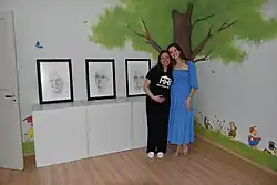 Da direita para a esquerda: Profa. Karina Hilgert Kaspary (autora das obras) e Cristiane Anjos Parisoto (coordenadora do museu) durante exposição no MHI.