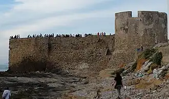 Baluarte e secção consteira das muralhas.