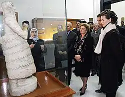 Asma al-Assad e Marisa Letícia olhando para a estátua de Icusamagã no Museu Nacional de Damasco
