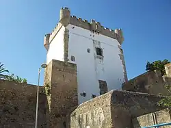 A torre de menagem vista de fora das muralhas.