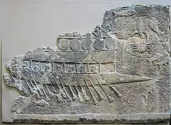 WA 124772: Um navio de guerra assírio esculpido em pedra (700–692 a.C.), do reinado de Senaqueribe, Nínive. Painel 11, Sala VII, South-West Palace, British Museum.