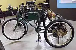 Um triciclo motorizado Aster de 1899.